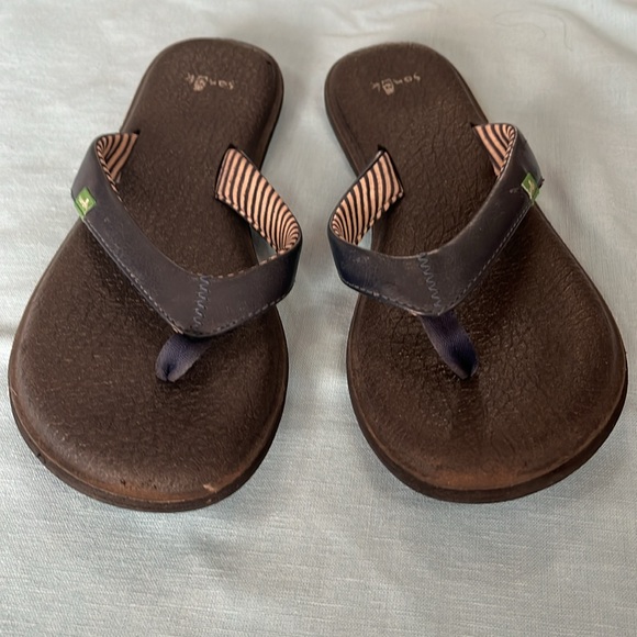 Sanuk sandal size 8 - Picture 3 of 4